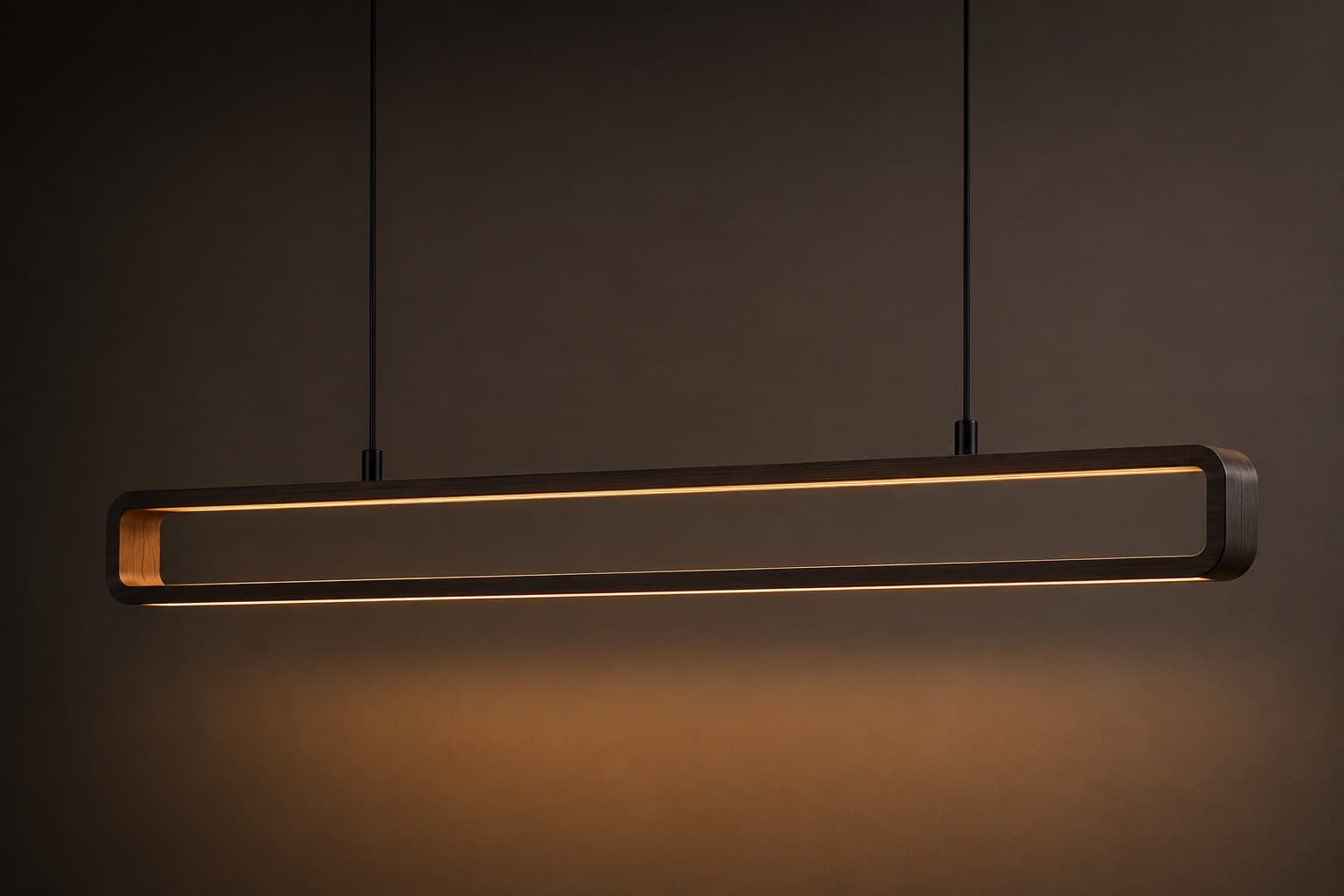 Lineare Pendelleuchte mit dunklem Holzrahmen und warmem Licht