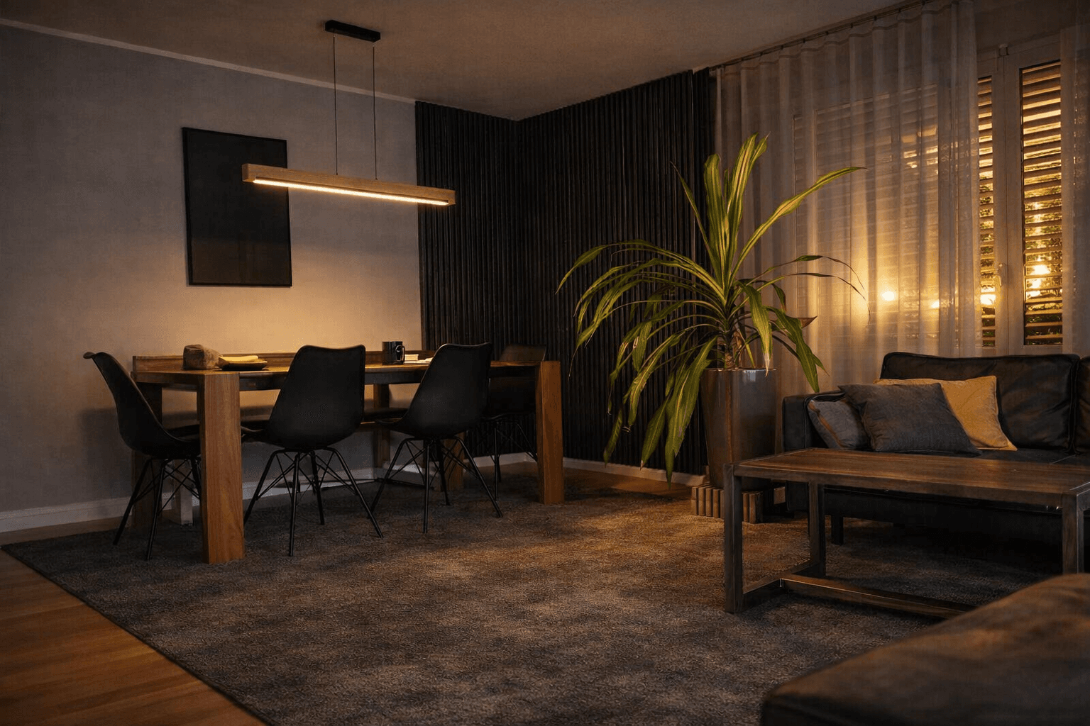 Designter Essbereich mit Walnussholz-Tisch, Eames-Stühlen und Pendel-Lichtleiste